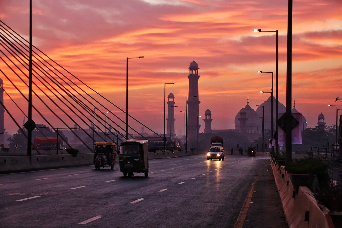 Badshahi-Moschee in Lahore bei Sonnenuntergang