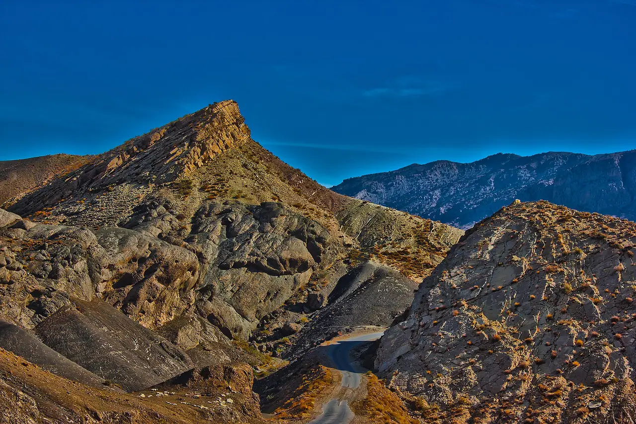 Karge Berglandschaft auf der Strecke zwischen Ziarat und Quetta in Belutschistan