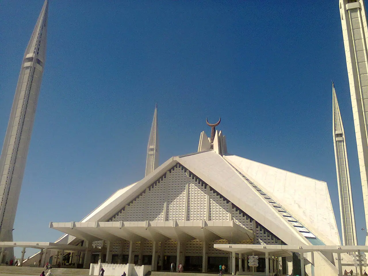 Außenansicht der Faisal-Moschee in Islamabad vor blauem Himmel