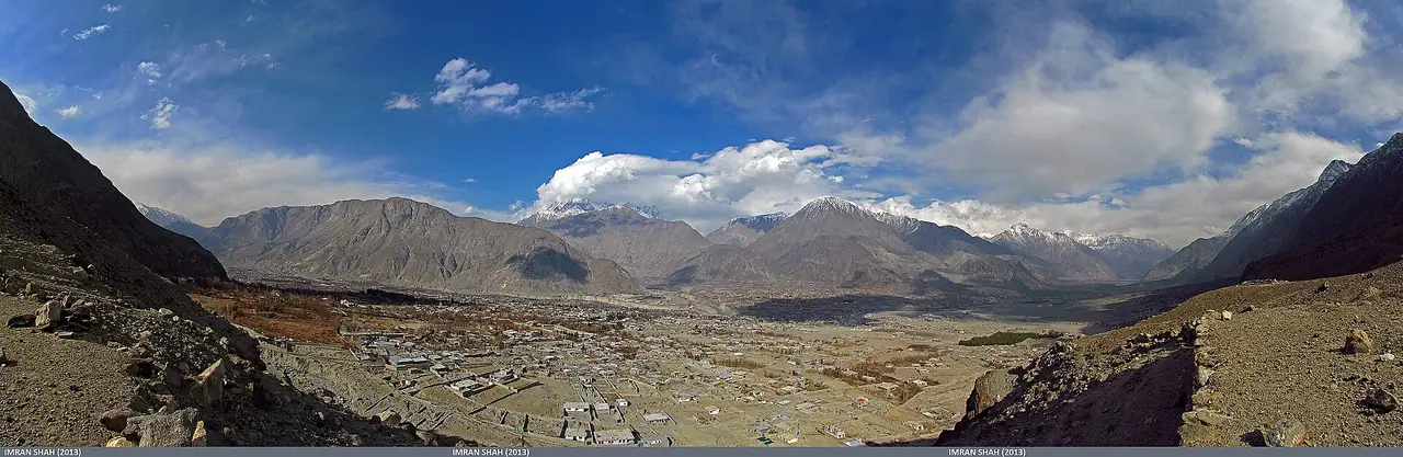 Panorama von Gilgit mit Flusstal und schneebedeckten Bergen