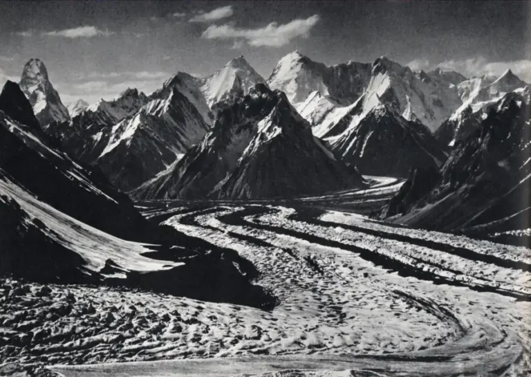 Historische Aufnahme der Karakorum-Bergwelt auf dem Weg in Richtung K2