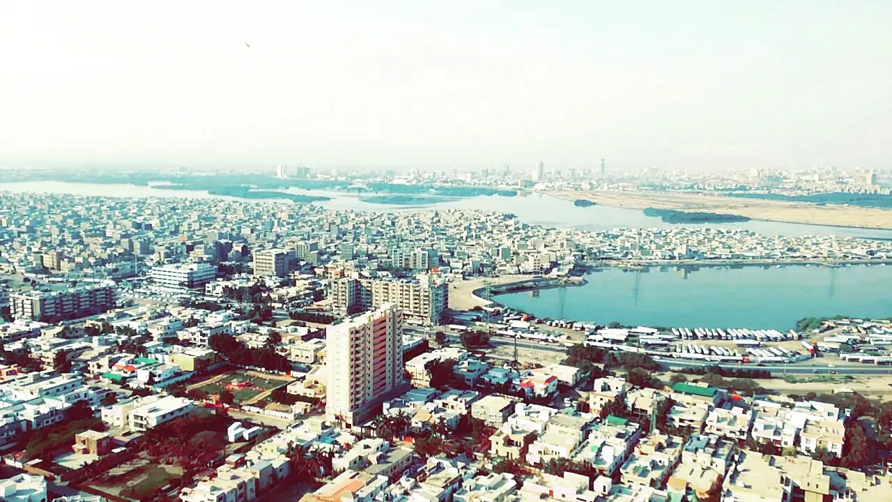 Weites Stadtpanorama von Karachi mit Küste und dichter Bebauung