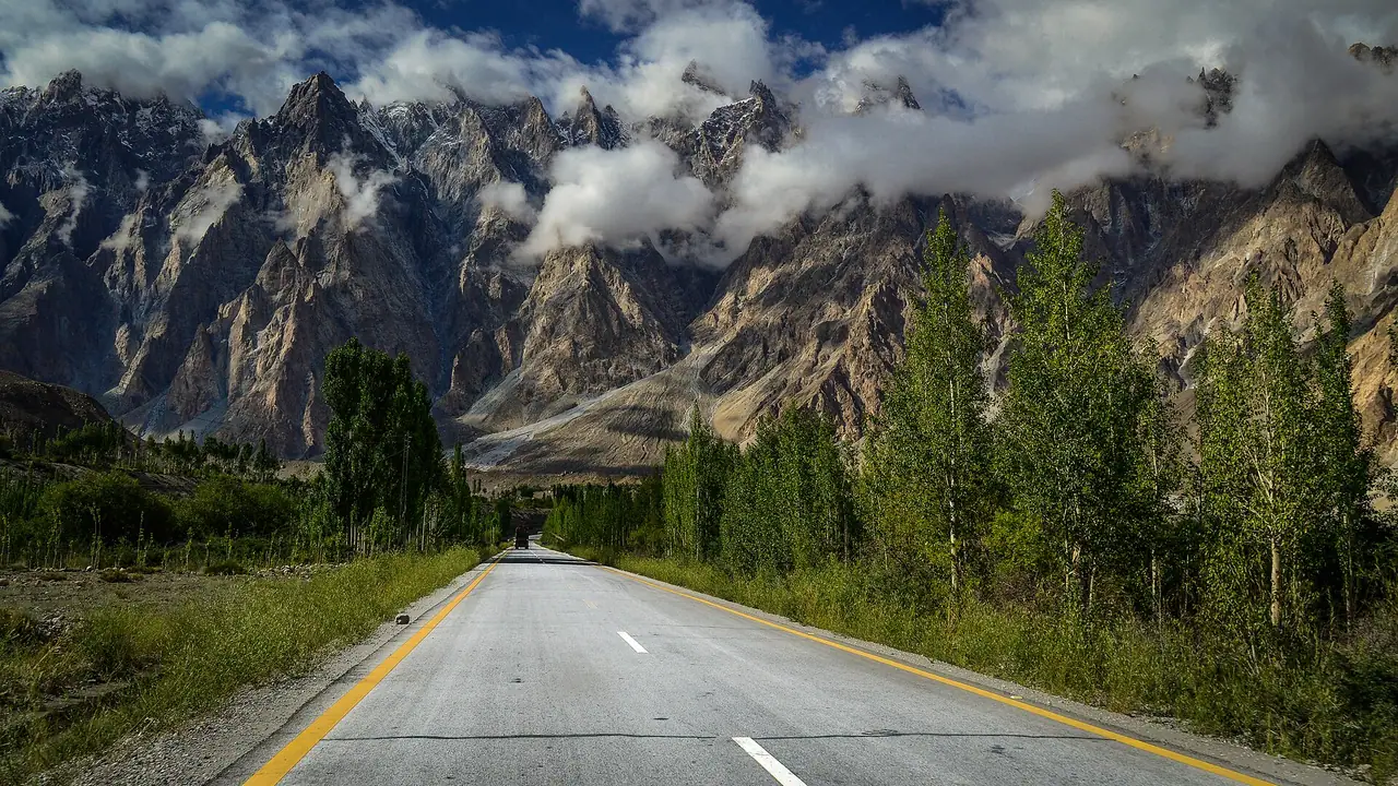 Karakorum Highway vor den markanten Passu Cones im Norden Pakistans