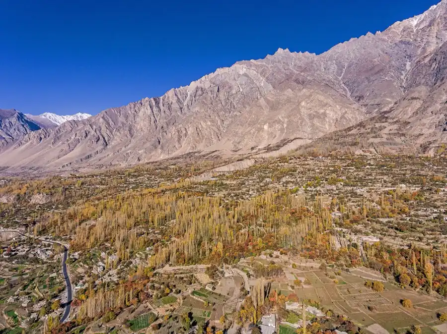 Karimabad in Hunza: Forts, Wege und Bergblicke – redaktionelles Seitenbild