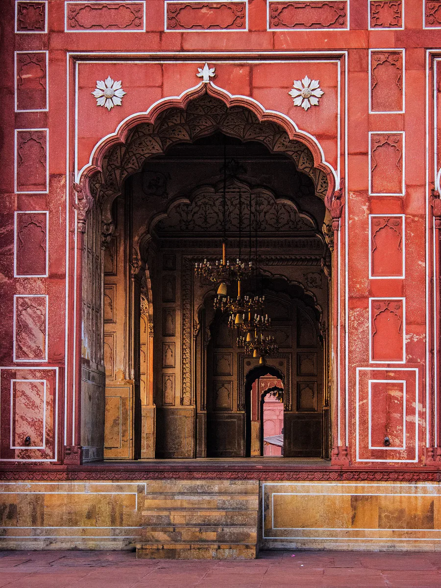 Verzierter Torbogen historischer Architektur in Lahore