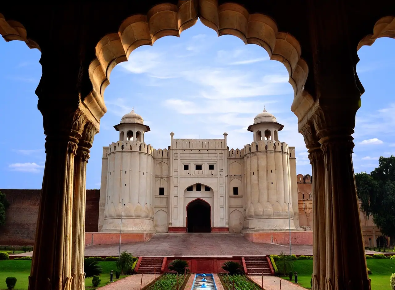 Blick durch einen Torbogen auf einen Gebäudeflügel des Lahore Forts