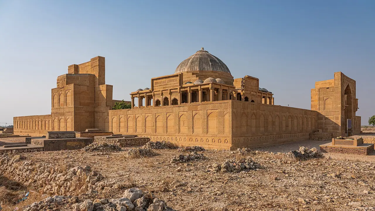 Historisches Grabmonument der Makli-Nekropole bei Thatta