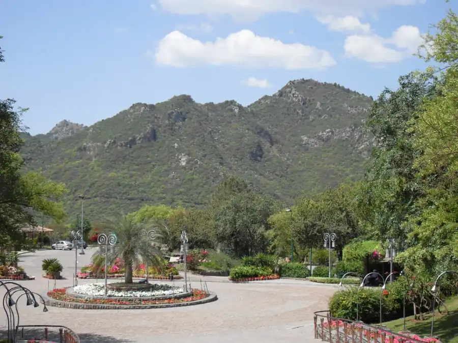 Margalla Hills: Wege, Aussicht und Planung – redaktionelles Seitenbild