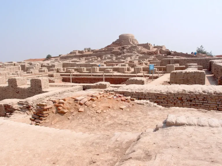Archäologische Ruinen und Stupa-Hügel von Moenjodaro in Sindh