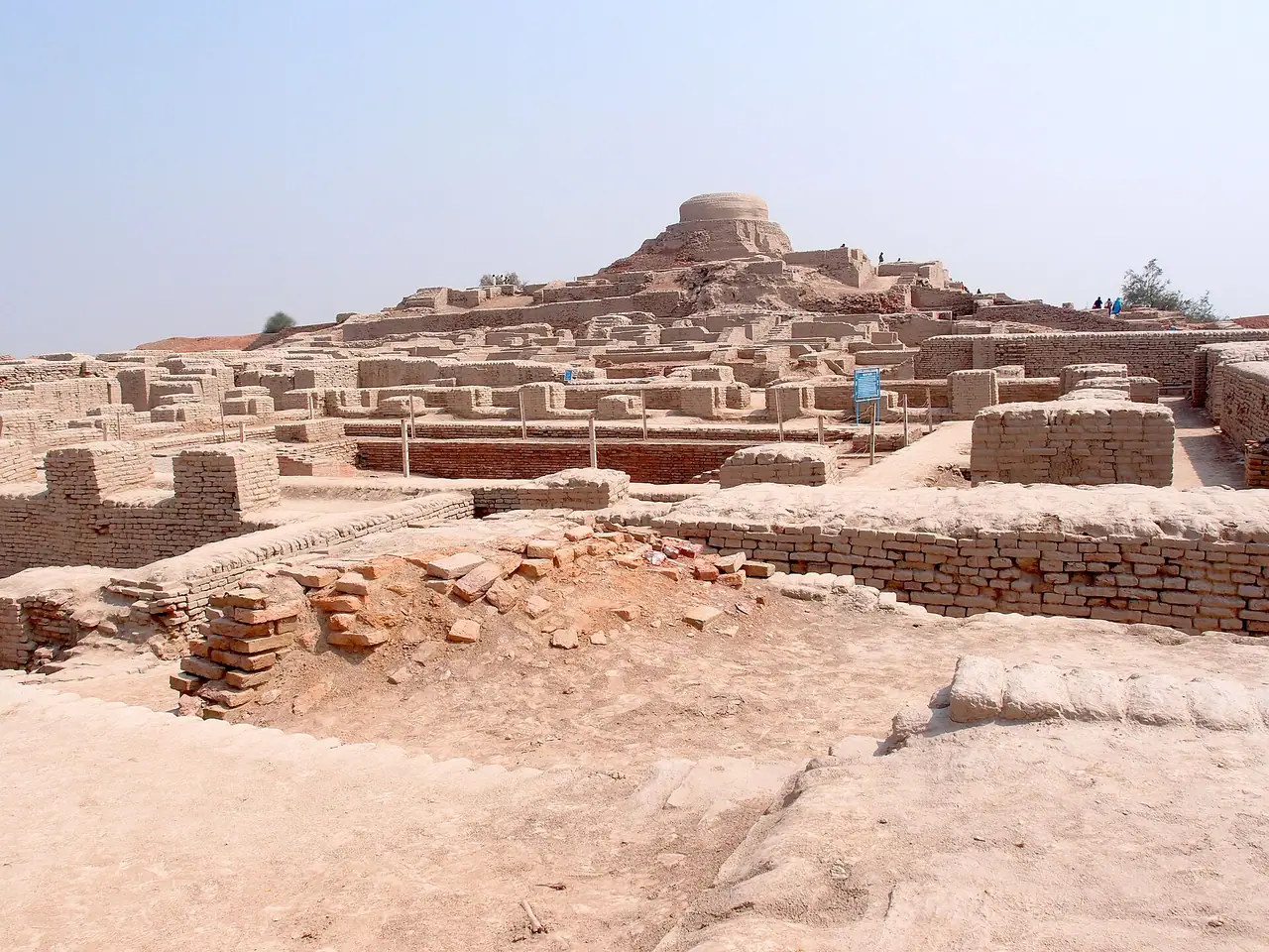 Archäologische Ruinen und Stupa-Hügel von Moenjodaro in Sindh