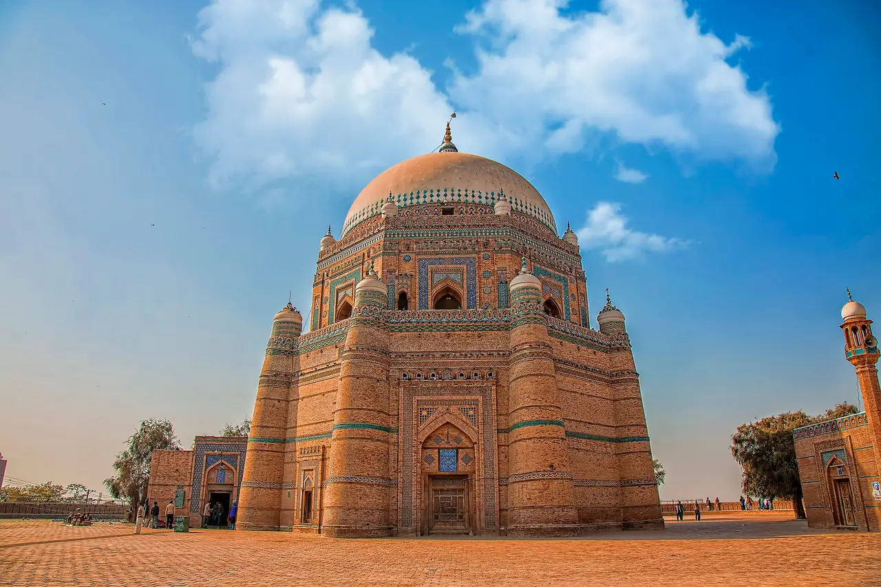 Schrein von Shah Rukn-e-Alam in Multan vor blauem Himmel