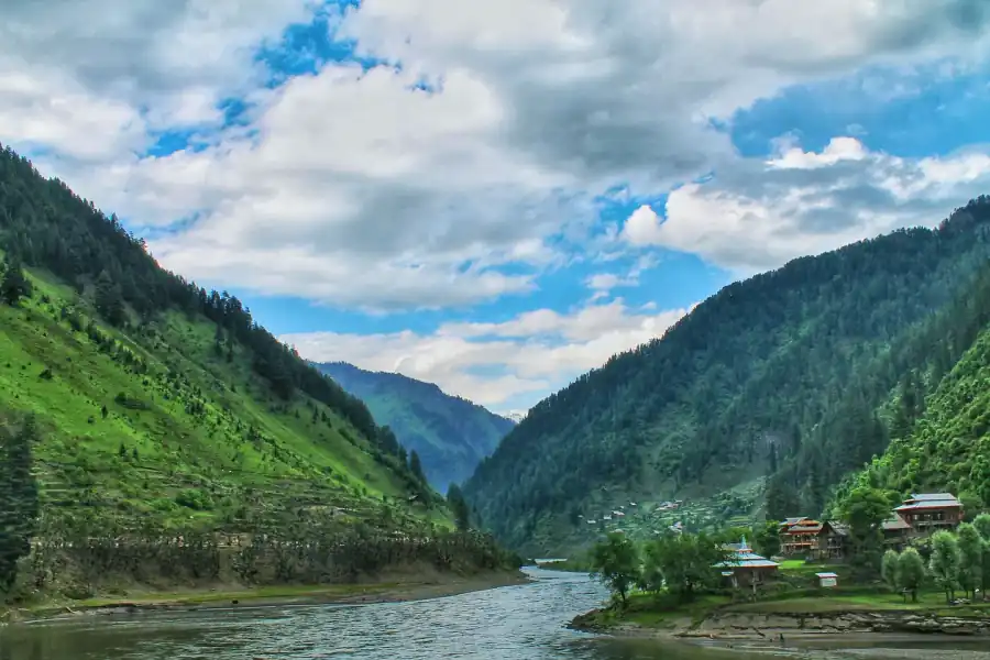 Neelum-Tal: Landschaft und aktuelle Reisehinweise – redaktionelles Seitenbild