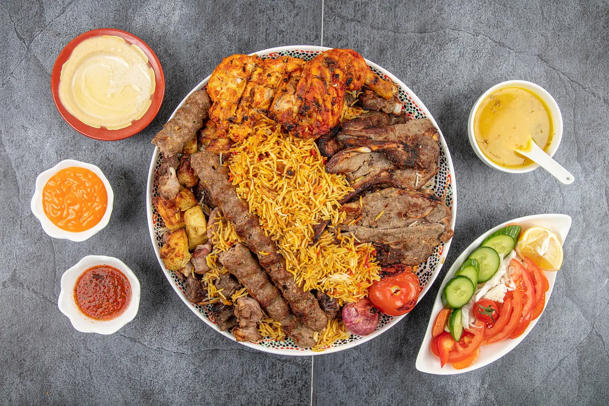 Pakistanische Biryani-Platte mit Beilagen