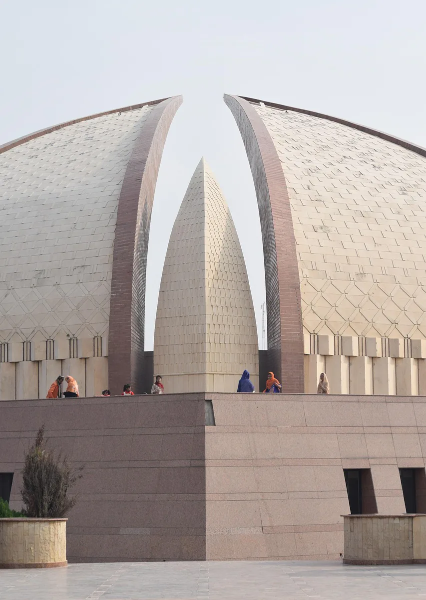 Pakistan Monument in Islamabad aus niedriger Perspektive