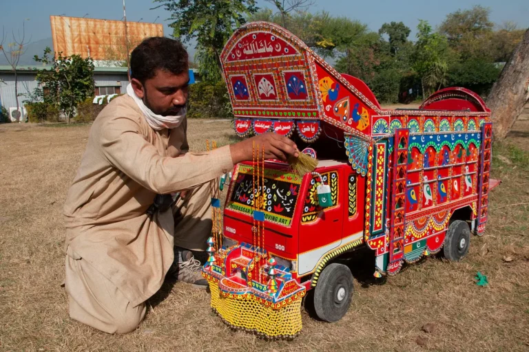 Farbenreiche pakistanische Truck Art mit dekorativen Schrift- und Bildelementen