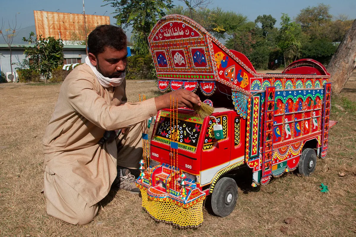 Farbenreiche pakistanische Truck Art