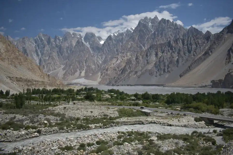 Passu Cones: Aussicht und Reiseplanung – redaktionelles Seitenbild