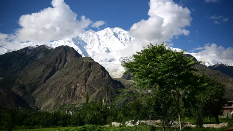 Rakaposhi über dem Hunza- und Nagar-Gebiet im Norden Pakistans
