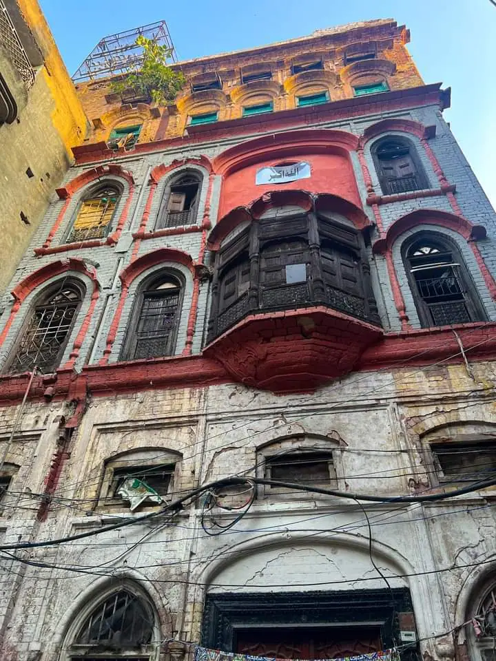 Historische Fassade im Raja Bazaar von Rawalpindi