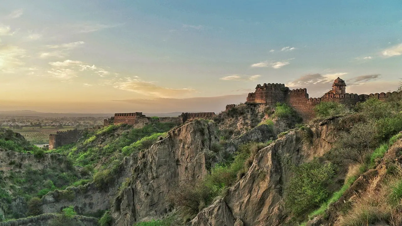 Rohtas Fort auf einem Felsrücken im Punjab
