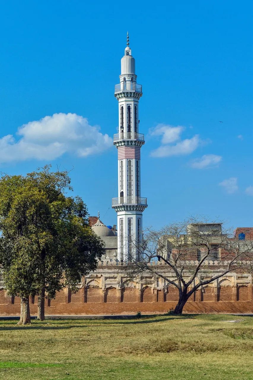 Minarett und Bäume in den Shalimar-Gärten von Lahore