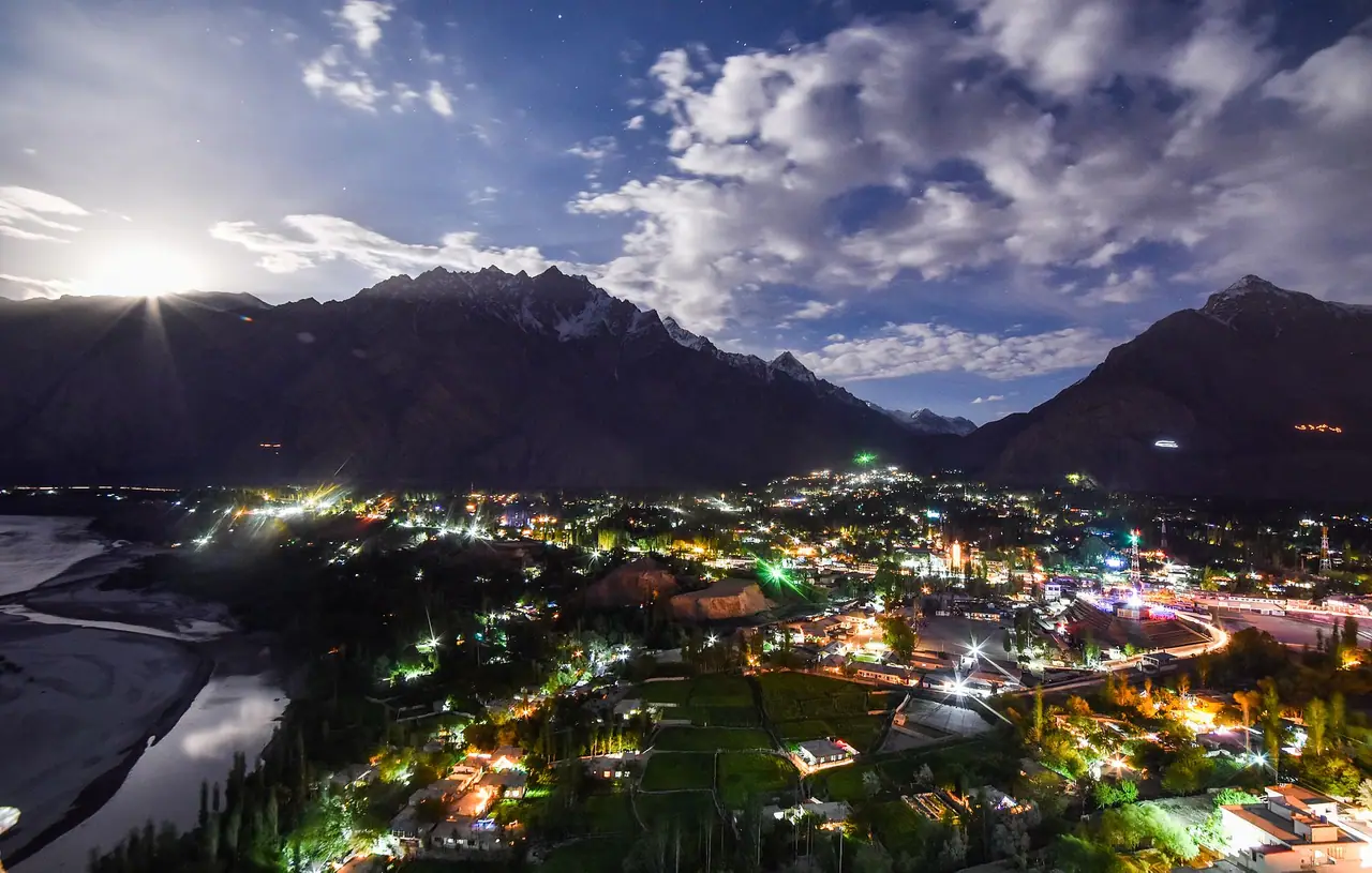 Skardu bei Nacht vor den Bergketten von Gilgit-Baltistan