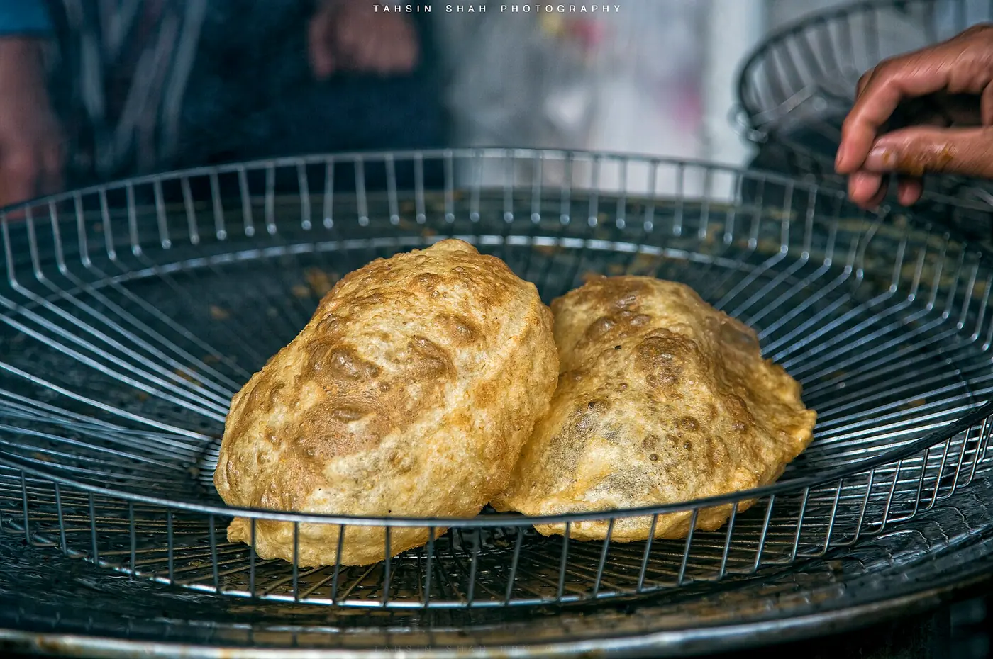 Frisch frittierte Puri für ein traditionelles Frühstück in der Altstadt von Lahore
