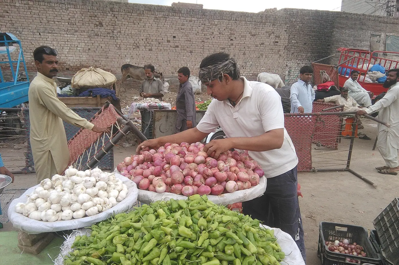 Verkaufsstand mit Waren in einem lokalen Basar in Pakistan