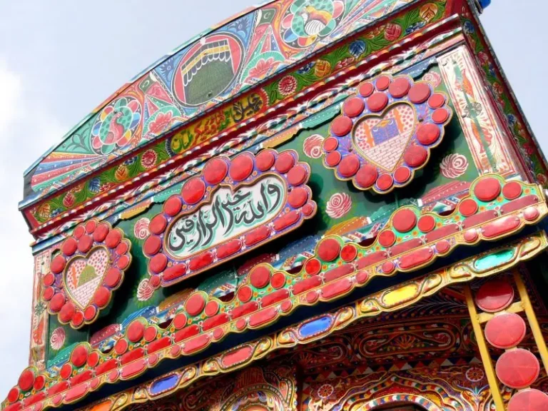Farbig bemalter Lastwagen mit typischer pakistanischer Truck-Art-Verzierung