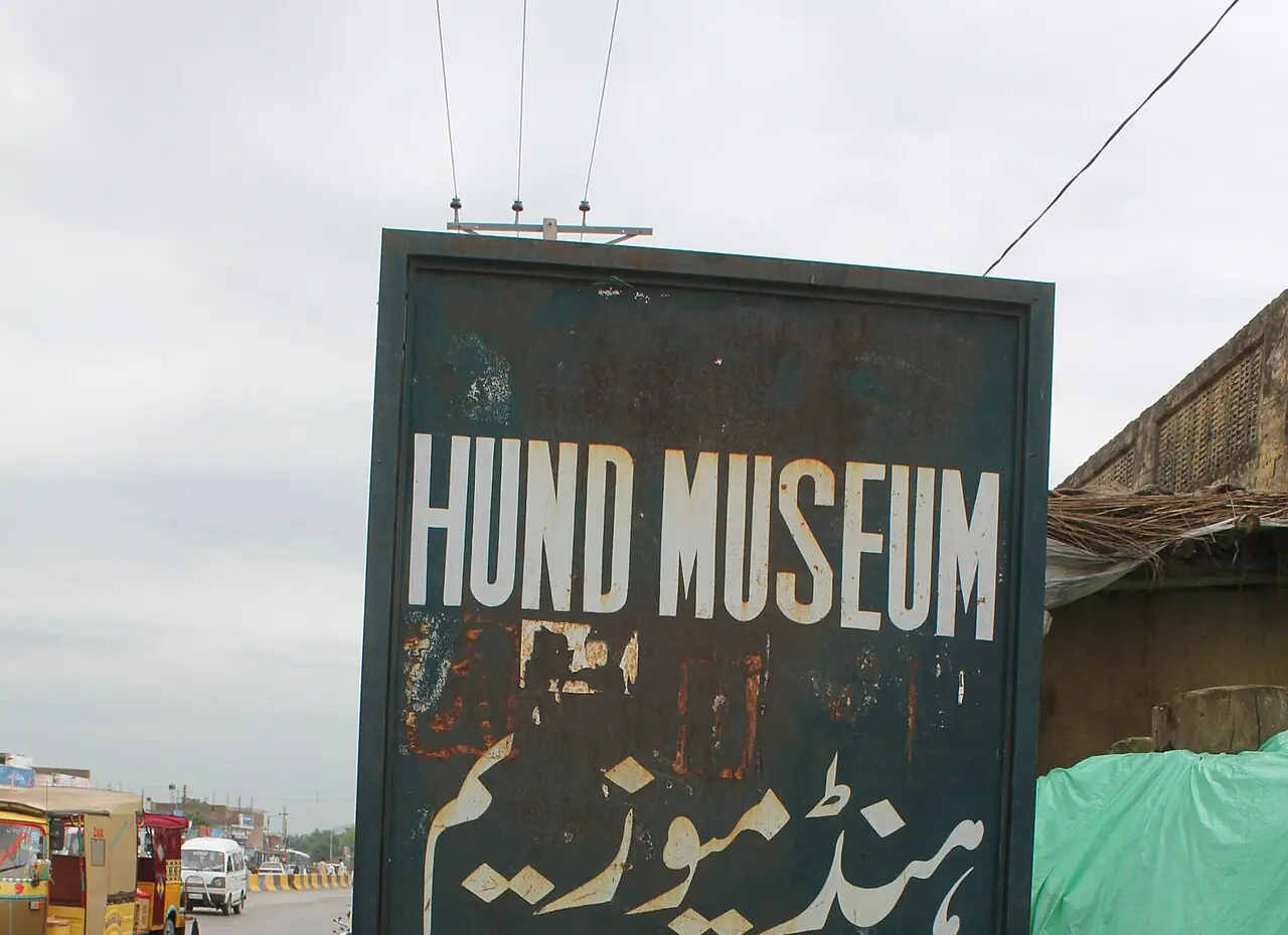 Zweisprachiges Hinweisschild mit englischer und Urdu-Schrift am Hund Museum in Pakistan