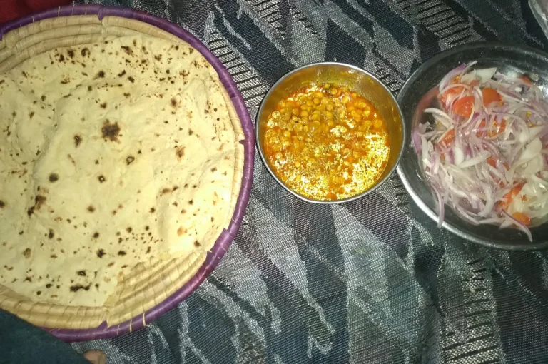 Pakistani Mahlzeit mit Roti, Chana Dal, Salat, Zwiebeln und Tomaten